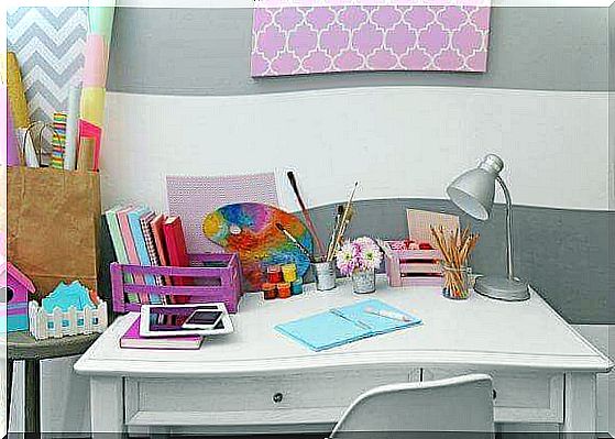 10 Great Ways to Prepare a Desk for Your Child