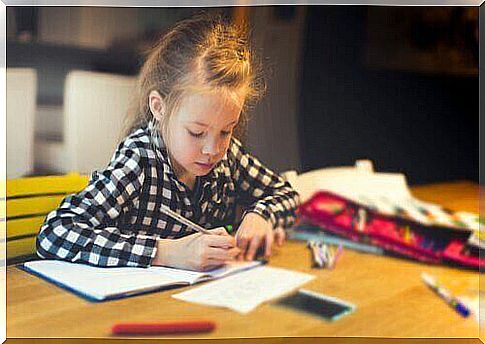 10 Great Ways to Prepare a Desk for Your Child