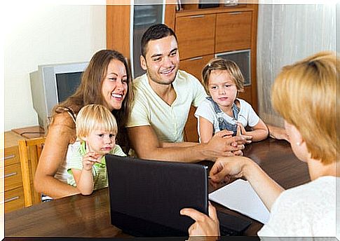 family getting good advice from someone with a computer