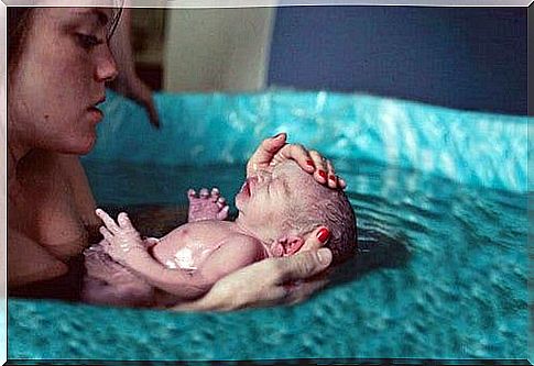 baby is born in water 