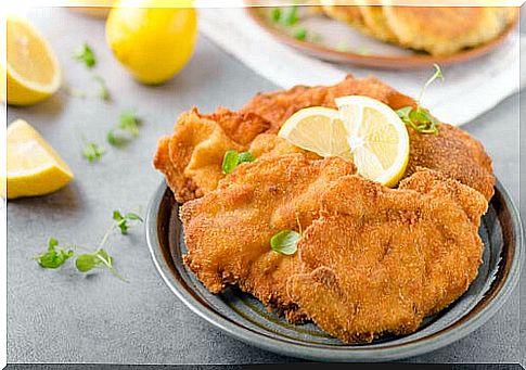 breaded chicken with lemon