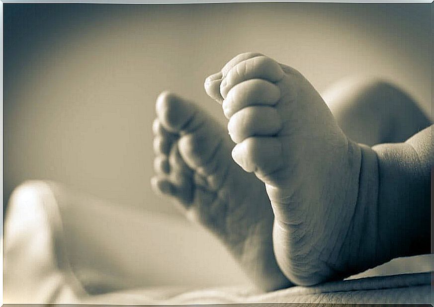 baby feet on bed