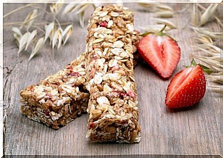 muesli bars and sliced ​​strawberries