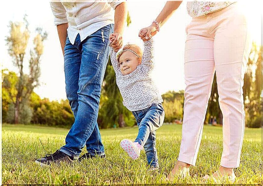 Little girl learns to walk.