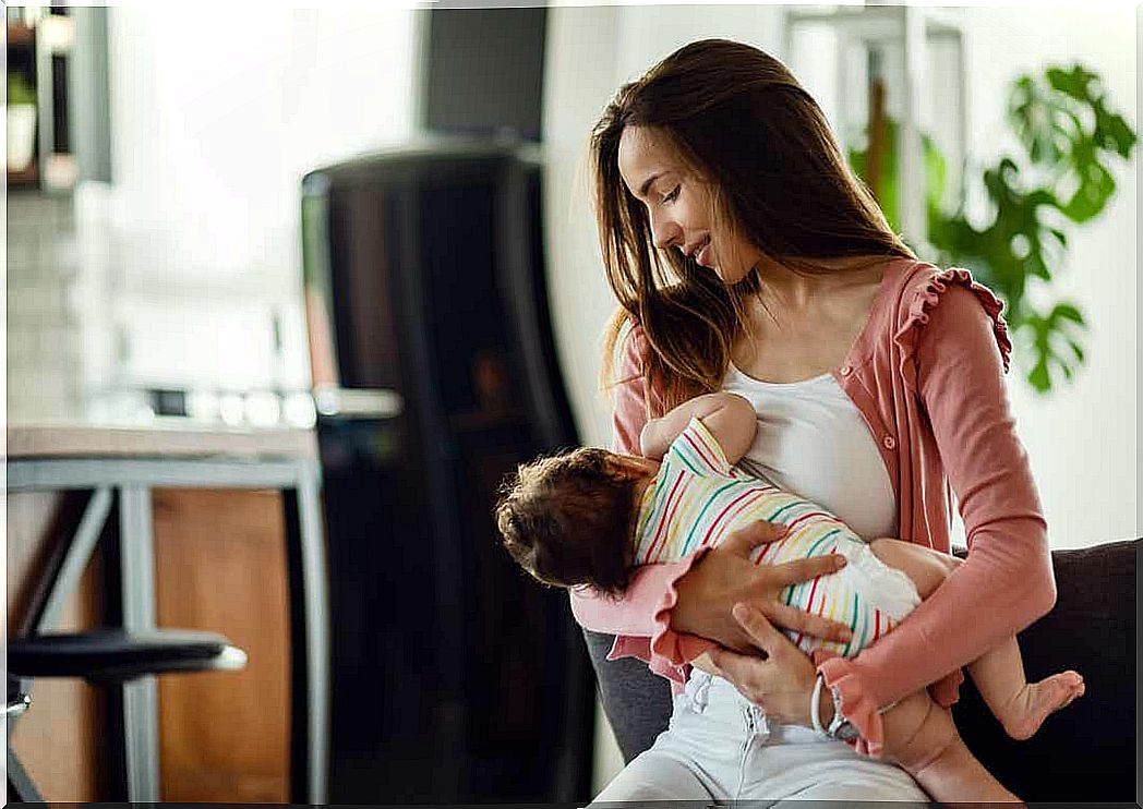 A mother breastfeeds her newborn, which means one does not have to give many vitamins to babies