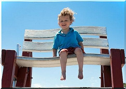 A little boy with bare toes