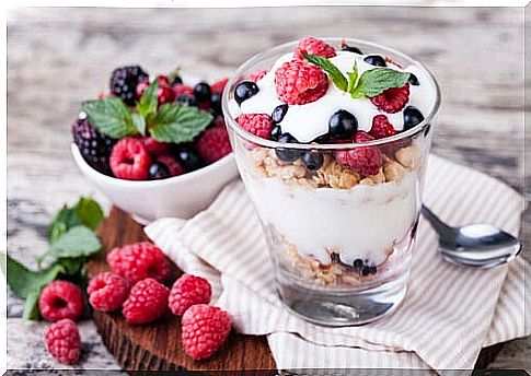 yogurt with fruit and granola