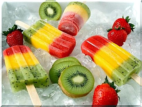 ice cream sticks, kiwi and strawberries