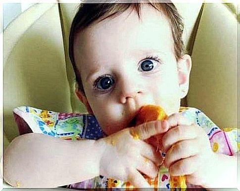 baby learns to eat himself