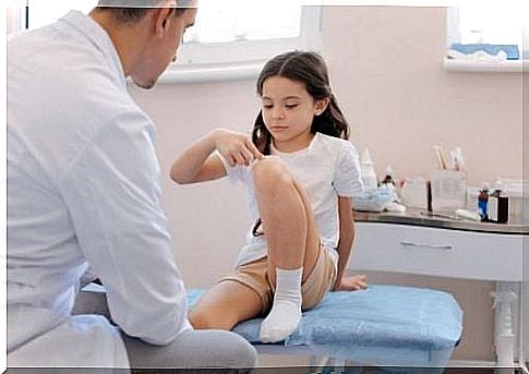 Girl to doctor with her leg