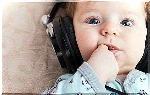 baby listens to music